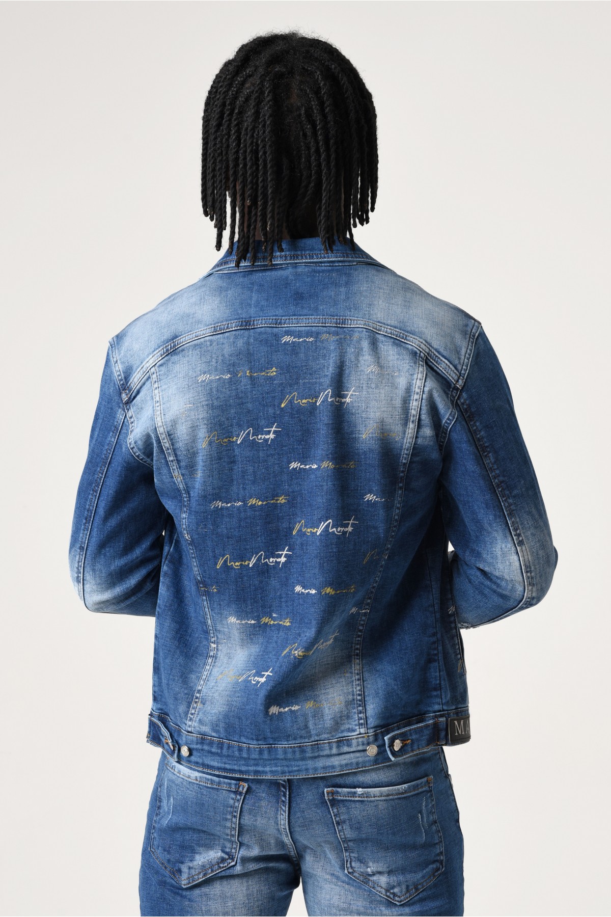 Erkek Denim Ceket - Kolda Açık Mavi ve kesik detaylı ve sırt kısmında yazı detaylı - Koyu Mavi