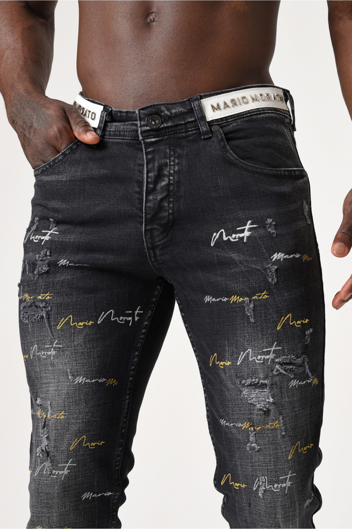 Erkek Denim Pantolon - Kemerde Gümüş Morato detaylı Paçalarda renkli baskılı - Koyu Gri