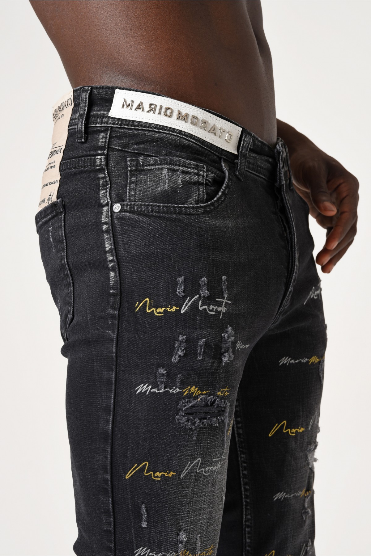 Erkek Denim Pantolon - Kemerde Gümüş Morato detaylı Paçalarda renkli baskılı - Koyu Gri